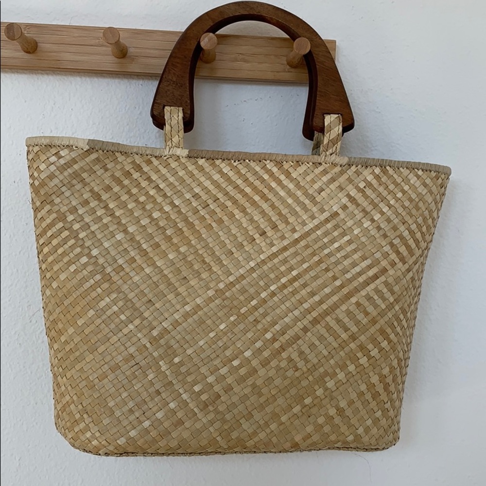 Straw handbag with cotton lining